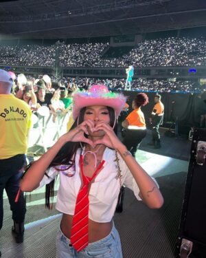 Pocah Instagram - No pares nunca de soñar 💭 
Ainda sem acreditar!!! Realizei o sonho de ir no show da minha banda favorita. E que prazer te conhecer @dulcemaria ❤️✨ obs: ela é MUITO CHEIROSA!!!! 

A minha criança interior tá gritando! 
@arielquirino