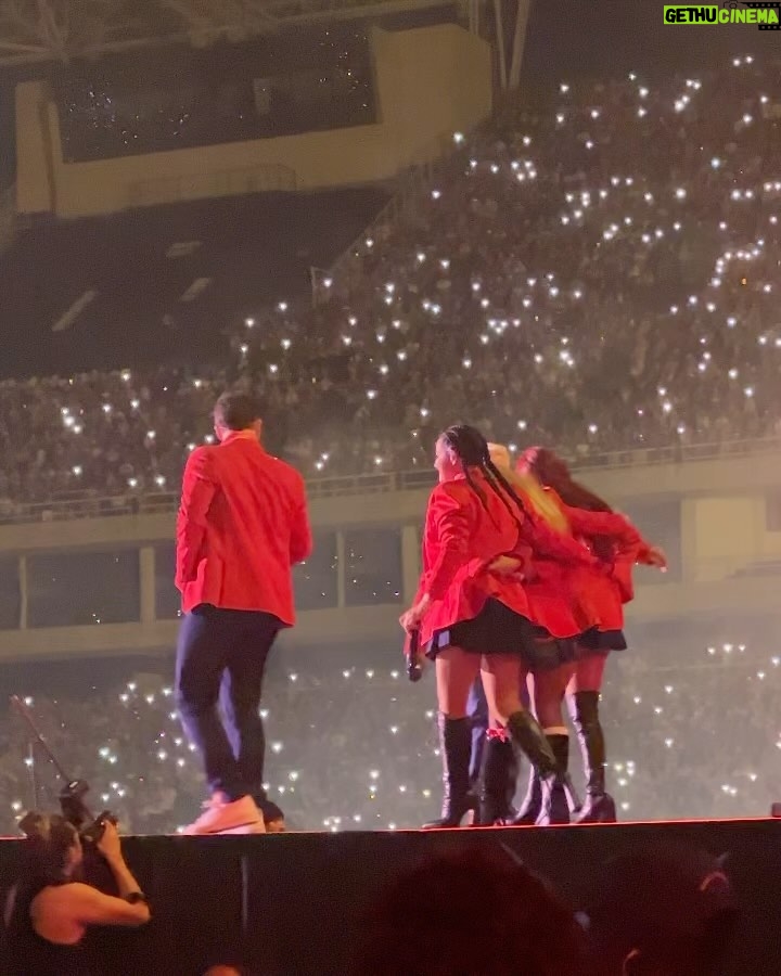 Pocah Instagram - No pares nunca de soñar 💭 Ainda sem acreditar!!! Realizei o sonho de ir no show da minha banda favorita. E que prazer te conhecer @dulcemaria ❤️✨ obs: ela é MUITO CHEIROSA!!!! A minha criança interior tá gritando! @arielquirino