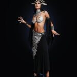 Pocah Instagram - Akasha a Mãe de todos os vampiros🔥 interpretada por Aaliyah ⭐️ em A Rainha dos Condenados. Esse filme me marcou muito, principalmente pela trilha sonora. Quem viveu essa época sabe do que eu tô falando ❤️ #HalloweenGG Meu time deu o nome na produção! PH @daldph makeup @tfbeauty_ Colar e cinto @erikafacuri Top e cabeça @styleopi Styling @anacas.styling