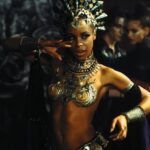 Pocah Instagram - Akasha a Mãe de todos os vampiros🔥 interpretada por Aaliyah ⭐️ em A Rainha dos Condenados. Esse filme me marcou muito, principalmente pela trilha sonora. Quem viveu essa época sabe do que eu tô falando ❤️ #HalloweenGG Meu time deu o nome na produção! PH @daldph makeup @tfbeauty_ Colar e cinto @erikafacuri Top e cabeça @styleopi Styling @anacas.styling
