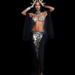Pocah Instagram - Akasha a Mãe de todos os vampiros🔥 interpretada por Aaliyah ⭐️ em A Rainha dos Condenados. Esse filme me marcou muito, principalmente pela trilha sonora. Quem viveu essa época sabe do que eu tô falando ❤️ #HalloweenGG Meu time deu o nome na produção! PH @daldph makeup @tfbeauty_ Colar e cinto @erikafacuri Top e cabeça @styleopi Styling @anacas.styling