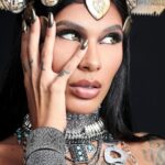 Pocah Instagram - Akasha a Mãe de todos os vampiros🔥 interpretada por Aaliyah ⭐️ em A Rainha dos Condenados. Esse filme me marcou muito, principalmente pela trilha sonora. Quem viveu essa época sabe do que eu tô falando ❤️ #HalloweenGG Meu time deu o nome na produção! PH @daldph makeup @tfbeauty_ Colar e cinto @erikafacuri Top e cabeça @styleopi Styling @anacas.styling