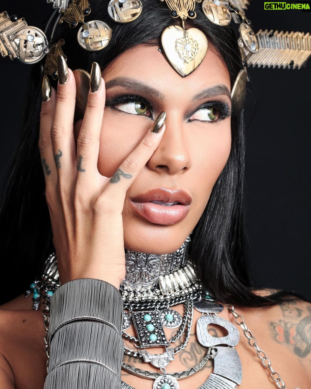 Pocah Instagram - Akasha a Mãe de todos os vampiros🔥 interpretada por Aaliyah ⭐️ em A Rainha dos Condenados. Esse filme me marcou muito, principalmente pela trilha sonora. Quem viveu essa época sabe do que eu tô falando ❤️ #HalloweenGG Meu time deu o nome na produção! PH @daldph makeup @tfbeauty_ Colar e cinto @erikafacuri Top e cabeça @styleopi Styling @anacas.styling
