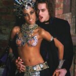 Pocah Instagram - Akasha a Mãe de todos os vampiros🔥 interpretada por Aaliyah ⭐️ em A Rainha dos Condenados. Esse filme me marcou muito, principalmente pela trilha sonora. Quem viveu essa época sabe do que eu tô falando ❤️ #HalloweenGG Meu time deu o nome na produção! PH @daldph makeup @tfbeauty_ Colar e cinto @erikafacuri Top e cabeça @styleopi Styling @anacas.styling