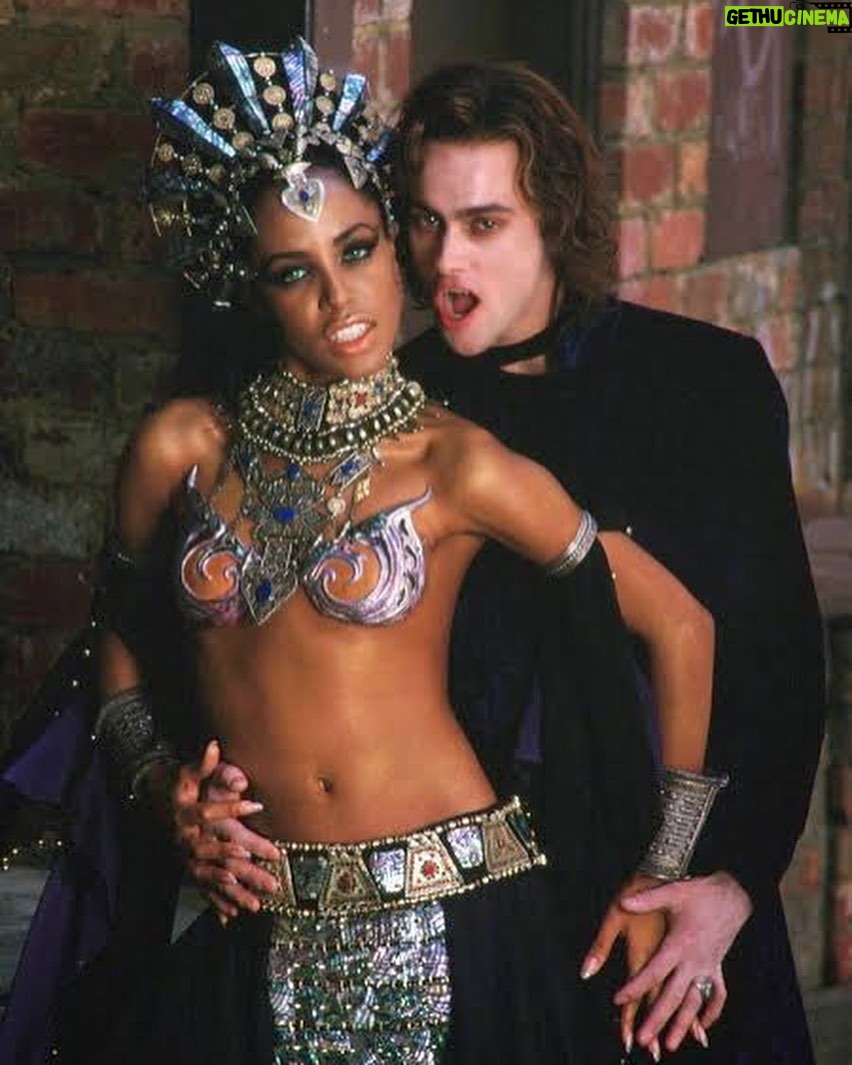 Pocah Instagram - Akasha a Mãe de todos os vampiros🔥 interpretada por Aaliyah ⭐️ em A Rainha dos Condenados. Esse filme me marcou muito, principalmente pela trilha sonora. Quem viveu essa época sabe do que eu tô falando ❤️ #HalloweenGG Meu time deu o nome na produção! PH @daldph makeup @tfbeauty_ Colar e cinto @erikafacuri Top e cabeça @styleopi Styling @anacas.styling