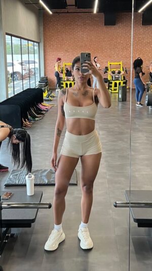 Pocah Instagram - Pós treino com a @teamcarolvaz eu fico assim.. no pique!!!! Já aprenderam barulhinho? Essa coreo tá um cardio tá kkkk