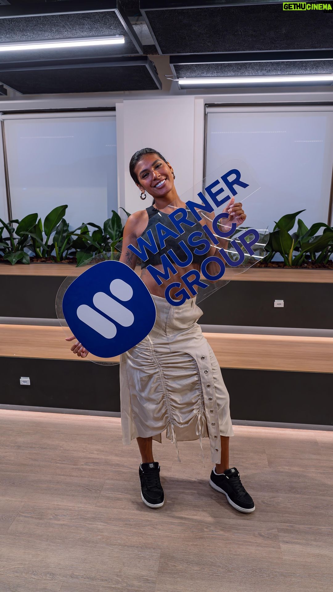 Pocah Instagram - Nossa musa @pocah veio visitar o novo escritório da Warner e o resultado foi esse: astral lá em cima, muito amor envolvido e resultados incríveis do trabalho em equipe com mais de 840 milhões de streams❤️🔥 A GENTE TAMBÉM TE AMA!