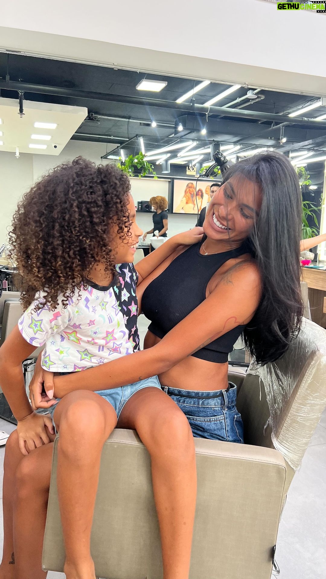 Pocah Instagram - Um dia de princesa com a genteeeee 💖💅🏾 @espacovshairco | @vivi_siqueira Barra da Tijuca