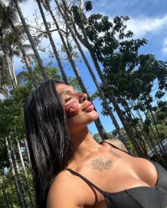 Pocah Instagram - Uma das melhores experiências da VIDA essa expedição pra Amazônia. Obrigada aos meus amigos Carol e Luiz, por me mostrarem mais do coração do Brasil, e por me ensinarem tanto sobre cultura, viagens e milhas hahaha até a próxima e @setufor.euvou 💛