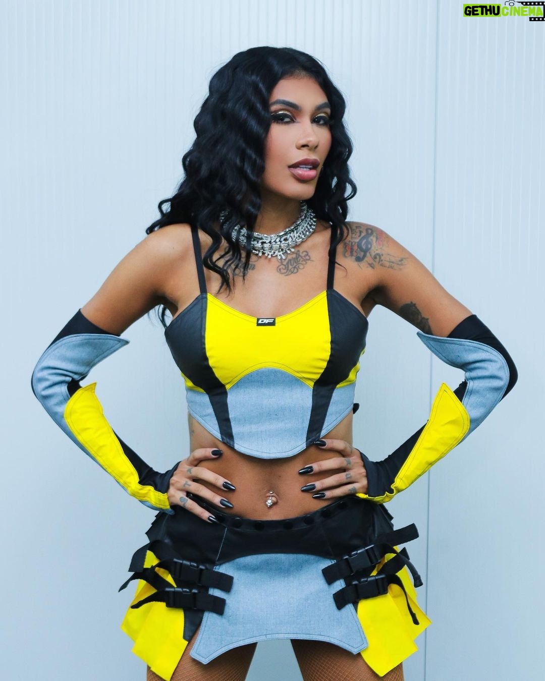 Pocah Instagram - Gente, eu amei tanto essa produção pra Portugal !!! A beaty foi assinada pelo @euvictornogueira Meu look e do Ballet foram feitos exclusivamente pelo @difavaro Styling das minhas meninas @anacas.styling PH @daldph Que time 💛
