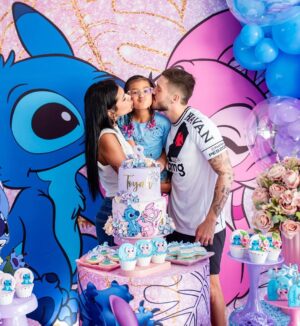 Pocah Instagram - De repente 8? Ontem comemoramos o aniversário da princesa @totoyahontas 
nossa bebê está crescendo e ninguém tá pronto 🫠

Preciso agradecer com todo meu coração ao meu fechamento @vandobuffetrj 
já são anos e anos com a gente e sempre ao lado de parceiros incríveis e super competentes! 
Obrigada a todos que fizeram parte desse momento feliz!! 

Decoração 🪅 @vandobuffetrj 
Doces personalizados 🍭 @lina_doces_personalizados 
Forminhas de luxo 🧁 @ateliedekaforminhas 
Bolo de corte 🍰 @dondidelicateli 
Bolo fake 🎂 @atelierdacris_ 
Fotos 📸 @renatafreirephotografia
Bar de brigadeiro 🍫 @monaiquesbg