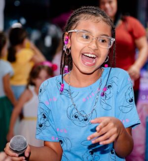 Pocah Instagram - De repente 8? Ontem comemoramos o aniversário da princesa @totoyahontas 
nossa bebê está crescendo e ninguém tá pronto 🫠

Preciso agradecer com todo meu coração ao meu fechamento @vandobuffetrj 
já são anos e anos com a gente e sempre ao lado de parceiros incríveis e super competentes! 
Obrigada a todos que fizeram parte desse momento feliz!! 

Decoração 🪅 @vandobuffetrj 
Doces personalizados 🍭 @lina_doces_personalizados 
Forminhas de luxo 🧁 @ateliedekaforminhas 
Bolo de corte 🍰 @dondidelicateli 
Bolo fake 🎂 @atelierdacris_ 
Fotos 📸 @renatafreirephotografia
Bar de brigadeiro 🍫 @monaiquesbg