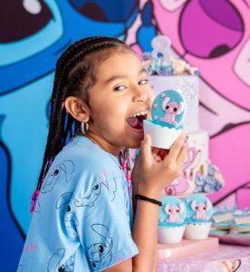 Pocah Instagram - De repente 8? Ontem comemoramos o aniversário da princesa @totoyahontas nossa bebê está crescendo e ninguém tá pronto 🫠 Preciso agradecer com todo meu coração ao meu fechamento @vandobuffetrj já são anos e anos com a gente e sempre ao lado de parceiros incríveis e super competentes! Obrigada a todos que fizeram parte desse momento feliz!! Decoração 🪅 @vandobuffetrj Doces personalizados 🍭 @lina_doces_personalizados Forminhas de luxo 🧁 @ateliedekaforminhas Bolo de corte 🍰 @dondidelicateli Bolo fake 🎂 @atelierdacris_ Fotos 📸 @renatafreirephotografia Bar de brigadeiro 🍫 @monaiquesbg