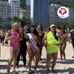 Pocah Instagram - ☀️🔥 ALERTA VERÃO CHEGANDO! ALERTA MARQUINHA!!! Você está com a marquinha preparada para o verão 2023? A #Pocah está de olho, viu? A gente acompanhou a #Bandidona na busca pela #GarotaBronze ideal ao lado de, ninguém mais, ninguém menos que, Karina Karão. Eu vou te revelar um pedacinho da loucura que foi esse time, no Rio de Janeiro em um dia de sol! ❤️‍🔥 Amanhã tem mais e está IMPERDÍVEL!!