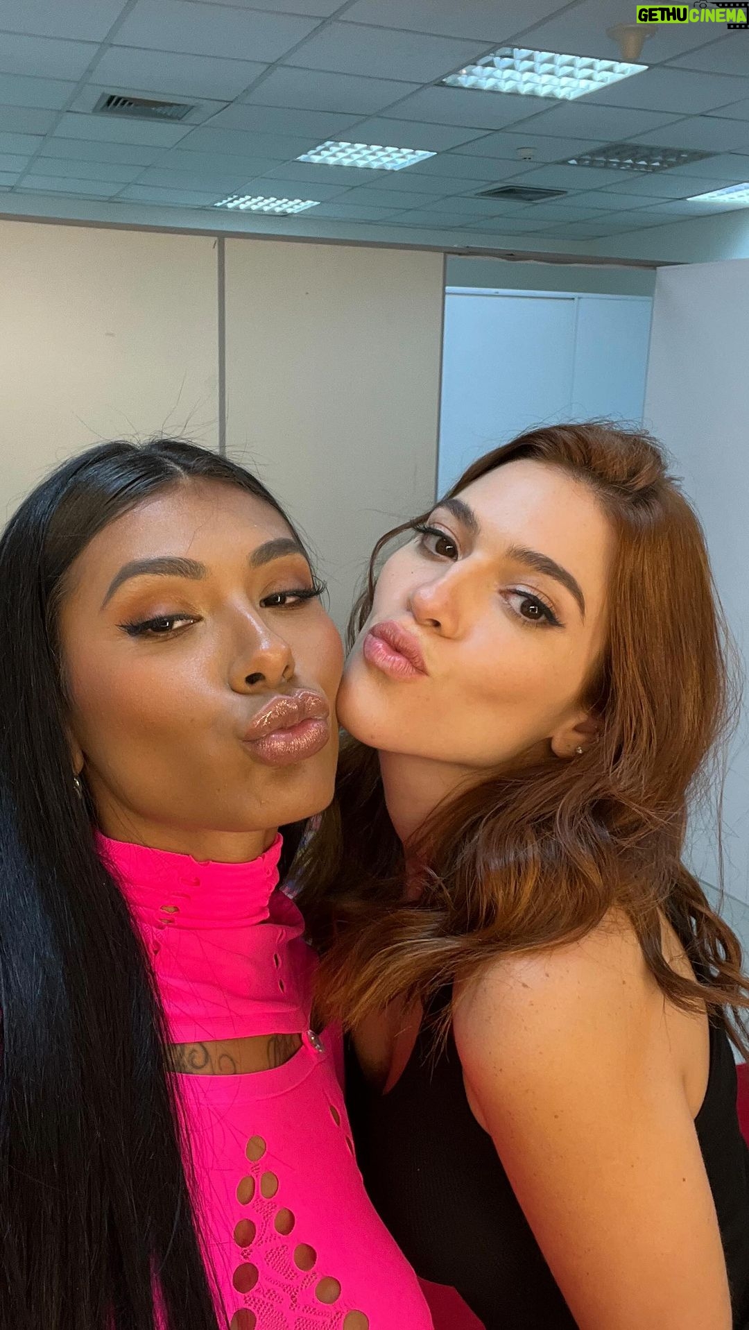 Pocah Instagram - Bandidona debutou no Spotify PORTUGAL 🇵🇹❤️ Rolou até dancinha de comemoração com a minha linda @anaclaraac 😍