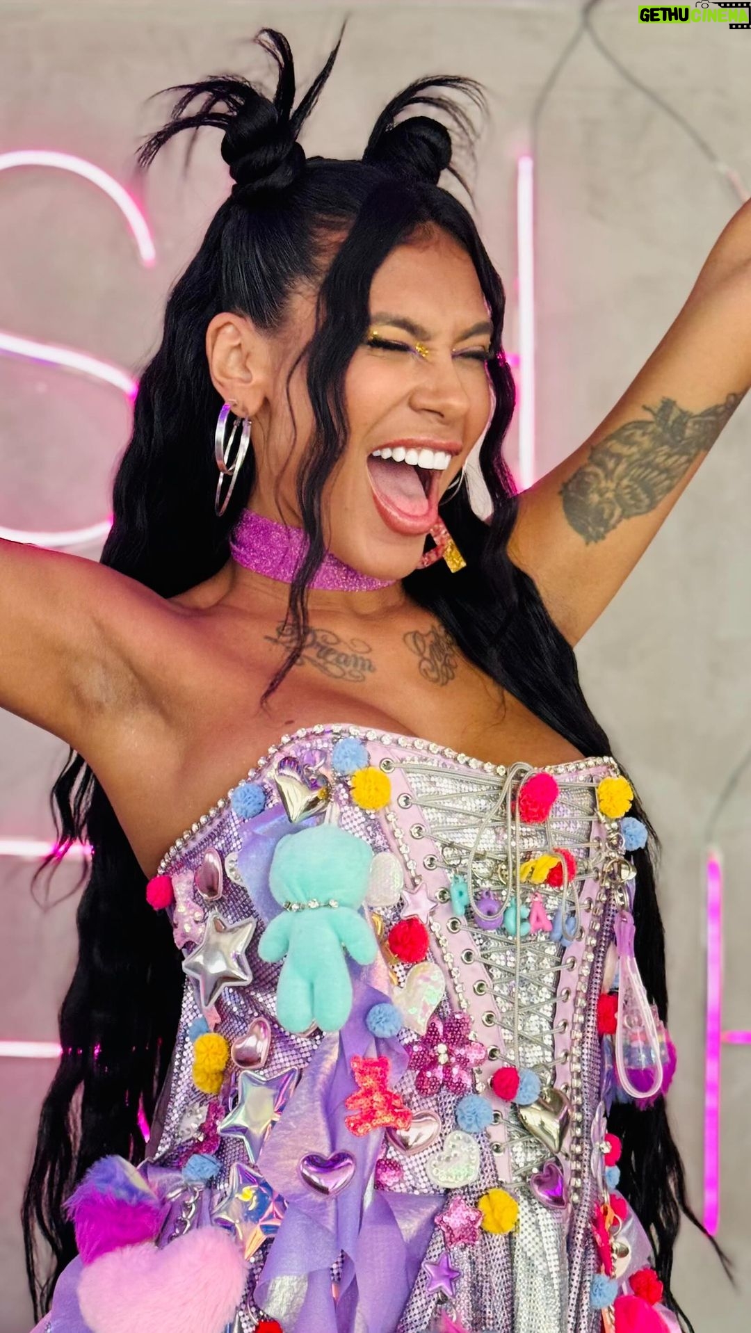 Pocah Instagram - “Não somos obrigados a nada, ninguém manda nessa….” Complete a frase se você 💖 a Pocah tanto quanto nós! Os preparativos para o bloco da Pocah começaram aqui na Housi e já estamos no #Mood Funk o Dia Inteiro. Não tem jeito! Estamos viciados nessa Housi Vibes Carnaval com muita música da Pocah, coreografia e liberdade para ser feliz! 🎉 Seja bem-vinda a nossa moradia do futuro @pocah 🩷 #IndaHousi #HousiVibes #SmartLiving