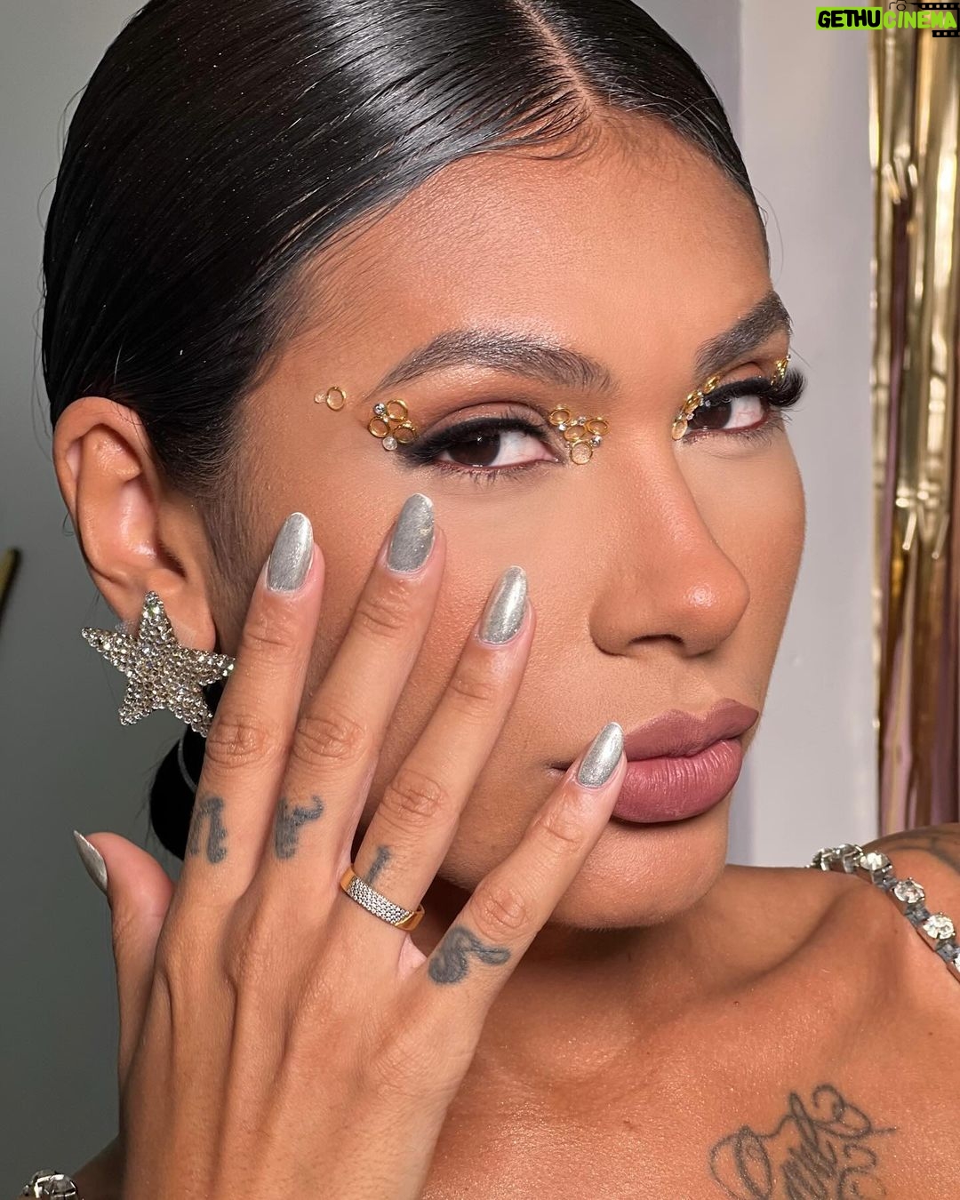 Pocah Instagram - Abrindo a temporada de glitters e bloquinhosssss✨ Bloco da @festanubrilho to pronta pra vocês!!! Mais tarde tem @nossocamarote Quem bora?