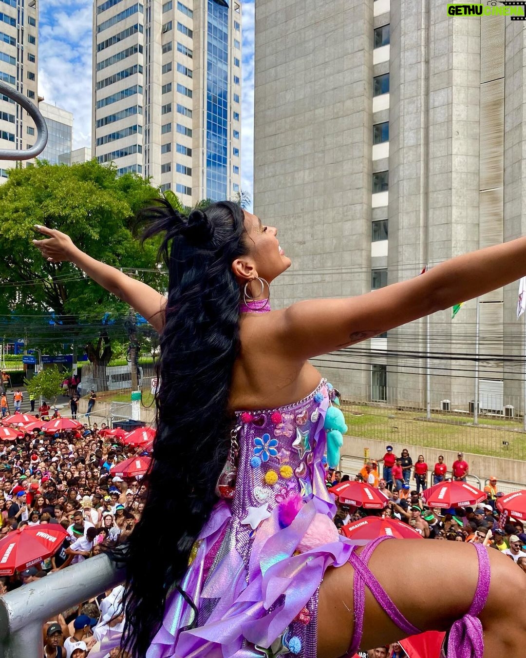 Pocah Instagram - Extremamente feliz e realizada porque o Bloco da Pocah saiuuuu, literalmente no meu Mundo dos Sonhos 💜☁️🦋🧚🏼♀️