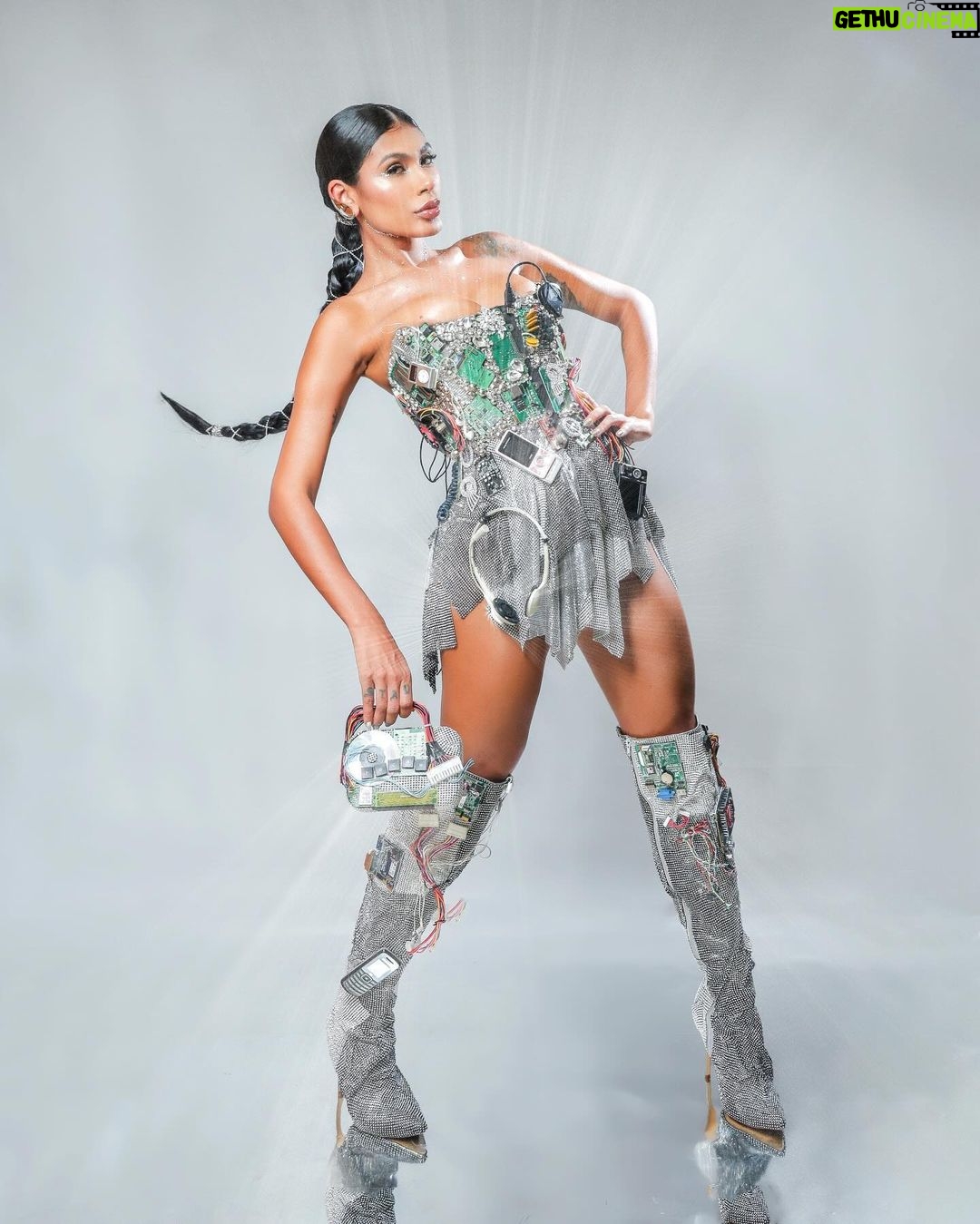 Pocah Instagram - Qual é o futuro da humanidade? 📱💻🔋♻️ Pronta para o #BaileDaVogue Direção criativa / styling: @anacas.styling Matéria prima disponibilizada pela @circoolabrasil Look: @erikafacuri Bolsa: @duquerika Produção de moda: @lllbueno Make: @tfbeauty_ Foto: @daldph Ass. foto: @noemilenhel