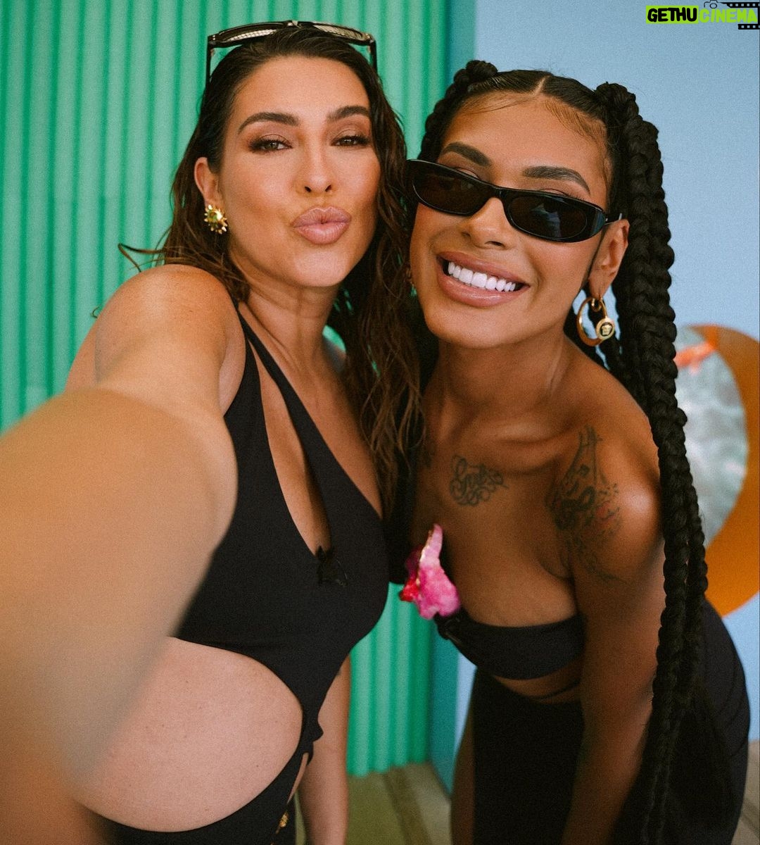 Pocah Instagram - aiiii que delícia gravar Na Piscina com a Fepa ( e a Pilar ❤️ ) !! Liguem agora no @gnt pra assistir nosso bate papo ✨ Beauty @rodrigoferreiramakeup PH @antonionetto Look @_lapomponera Styling @anacas.styling