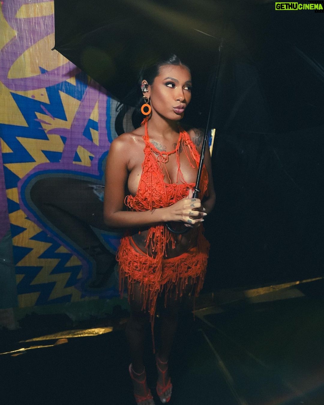 Pocah Instagram - @anitta tô contigo até debaixo d’água 🧡 Vitória - ES