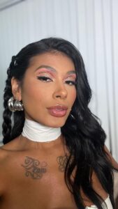 Pocah Instagram - Papel e caneta já estão na mão? A dica de hoje ganha mais que 10 no quesito de autocuidado no Carnaval. Cheguei junto pra fechar com a @redken, a marca profissional nº1 dos Estados Unidos. Usamos a máscara 5-min Liquid Mask da linha Acidic Bonding Concentrate para deixar meu cabelo super hidratado e para o penteado, além de todos os produtos incríveis da marca, usamos o coringa do carnaval, o Leave-in em spray One United de 25 benefícios. E aí amaram tanto quanto eu?! #RedkenABC #StylingRedken #CarnavalRedken #RedkenOneUnited