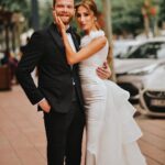 Polen Emre Instagram - Ah ne gündü ama🤭😍 Herkese çok minnattarım✨Adana’da nikahımız oldu ve günümüze değer katan herkese çok teşekkür ederiz🌺Gelenlere, gelemeyenlere, telefonla tebrik edenlere, çiçeklerini gönderenlere🥰🌺🙏🏻( ama düğüne bekliyoruz İstanbul’da🤭) Bir de günümüzün en güzeli olması için bu kusursuzluğa eli değmiş dostlarımız var.. Onlara teşekkür etmek istiyorum; Adana Büyükşehir Belediye Başkanı Sn. @zeydankaralar01 💛🌸 Adana Büyükşehir Belediyesi Ulaşım Daire Başkanı ama her şeyden önce benim çocukluk arkadaşımın babası canım @kadir.ozdemir.5815 💛🌸 Bu hayal ettiğimden çoo..okk daha güzel olan gelinlik için sevgili @kiymettulekofficial @yesim_senn 💛🌸Beğenmediğim tek bir noktası olmayan saçımı ve makyajımı yapan sevgili @ezgiiozturkk1 @anil.yalciner 💛🌸 bizi o güzel, zarif yerlerinde ağırlayan, nikahımın olduğu şahane yer olan @nisperadavet e, sevgili @seydi_ozoruc ve sevgili eşi @elifozoruc ve Nazlı hanım a 💛🌸, benim canım müzisyen arkadaşlarıma o ne güzel karşılamaydı öyle💃🎷 @taksimtrio sevgili @taskinfiratserin sevgili @anil_serin sevgili @can.cidal 💛🌸 nikahımız için Lübnan’dan gelip, o güzel sesini dinlemeye fırsat veren sevgili @marcreaidybaz 💛🌸 Ve şu görmüş olduğunuz gelin çiçeğini büyüüük bir özveriyle ve aşkla yapan canım annem @senaytutakemre 💛🌸 Hangisine bakacağımı şaşırdığım, hangi birini paylaşacağım ben diye saatlerce düşündüğün güzel fotoğrafları çeken sevgili @hsnmngll ve ekibine 💛🌸 Beni bir an bile yalnız bırakmayan aileme, dostlarıma, çalışma arkadaşlarıma, sevgili eşim @merttetik3 e BİN TEŞEKKÜR🙏🏻💛 Hep olalım✨🌅