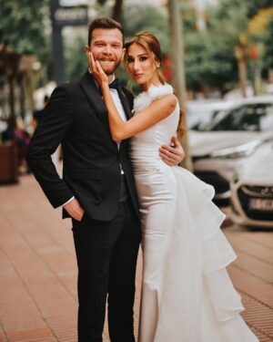 Polen Emre Instagram - Ah ne gündü ama🤭😍 Herkese çok minnattarım✨Adana’da nikahımız oldu ve günümüze değer katan herkese çok teşekkür ederiz🌺Gelenlere, gelemeyenlere, telefonla tebrik edenlere, çiçeklerini gönderenlere🥰🌺🙏🏻( ama düğüne bekliyoruz İstanbul’da🤭) Bir de günümüzün en güzeli olması için bu kusursuzluğa eli değmiş dostlarımız var.. Onlara teşekkür etmek istiyorum;  Adana Büyükşehir Belediye Başkanı Sn. @zeydankaralar01 💛🌸 Adana Büyükşehir Belediyesi Ulaşım Daire Başkanı ama her şeyden önce benim çocukluk arkadaşımın babası canım @kadir.ozdemir.5815 💛🌸
Bu hayal ettiğimden çoo..okk daha güzel olan gelinlik için sevgili @kiymettulekofficial @yesim_senn 💛🌸Beğenmediğim tek bir noktası olmayan saçımı ve makyajımı yapan sevgili @ezgiiozturkk1 @anil.yalciner 💛🌸 bizi o güzel, zarif yerlerinde ağırlayan, nikahımın olduğu şahane yer olan @nisperadavet e, sevgili @seydi_ozoruc ve sevgili eşi @elifozoruc ve Nazlı hanım a 💛🌸, benim canım müzisyen arkadaşlarıma o ne güzel karşılamaydı öyle💃🎷 @taksimtrio sevgili @taskinfiratserin sevgili @anil_serin sevgili @can.cidal 💛🌸 nikahımız için Lübnan’dan gelip, o güzel sesini dinlemeye fırsat veren sevgili @marcreaidybaz 💛🌸 Ve şu görmüş olduğunuz gelin çiçeğini büyüüük bir özveriyle ve aşkla yapan canım annem @senaytutakemre 💛🌸 Hangisine bakacağımı şaşırdığım, hangi birini paylaşacağım ben diye saatlerce düşündüğün güzel fotoğrafları çeken sevgili @hsnmngll ve ekibine 💛🌸 Beni bir an bile yalnız bırakmayan aileme, dostlarıma, çalışma arkadaşlarıma, sevgili eşim @merttetik3 e BİN TEŞEKKÜR🙏🏻💛 Hep olalım✨🌅