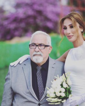 Polen Emre Instagram - Ah ne gündü ama🤭😍 Herkese çok minnattarım✨Adana’da nikahımız oldu ve günümüze değer katan herkese çok teşekkür ederiz🌺Gelenlere, gelemeyenlere, telefonla tebrik edenlere, çiçeklerini gönderenlere🥰🌺🙏🏻( ama düğüne bekliyoruz İstanbul’da🤭) Bir de günümüzün en güzeli olması için bu kusursuzluğa eli değmiş dostlarımız var.. Onlara teşekkür etmek istiyorum;  Adana Büyükşehir Belediye Başkanı Sn. @zeydankaralar01 💛🌸 Adana Büyükşehir Belediyesi Ulaşım Daire Başkanı ama her şeyden önce benim çocukluk arkadaşımın babası canım @kadir.ozdemir.5815 💛🌸
Bu hayal ettiğimden çoo..okk daha güzel olan gelinlik için sevgili @kiymettulekofficial @yesim_senn 💛🌸Beğenmediğim tek bir noktası olmayan saçımı ve makyajımı yapan sevgili @ezgiiozturkk1 @anil.yalciner 💛🌸 bizi o güzel, zarif yerlerinde ağırlayan, nikahımın olduğu şahane yer olan @nisperadavet e, sevgili @seydi_ozoruc ve sevgili eşi @elifozoruc ve Nazlı hanım a 💛🌸, benim canım müzisyen arkadaşlarıma o ne güzel karşılamaydı öyle💃🎷 @taksimtrio sevgili @taskinfiratserin sevgili @anil_serin sevgili @can.cidal 💛🌸 nikahımız için Lübnan’dan gelip, o güzel sesini dinlemeye fırsat veren sevgili @marcreaidybaz 💛🌸 Ve şu görmüş olduğunuz gelin çiçeğini büyüüük bir özveriyle ve aşkla yapan canım annem @senaytutakemre 💛🌸 Hangisine bakacağımı şaşırdığım, hangi birini paylaşacağım ben diye saatlerce düşündüğün güzel fotoğrafları çeken sevgili @hsnmngll ve ekibine 💛🌸 Beni bir an bile yalnız bırakmayan aileme, dostlarıma, çalışma arkadaşlarıma, sevgili eşim @merttetik3 e BİN TEŞEKKÜR🙏🏻💛 Hep olalım✨🌅