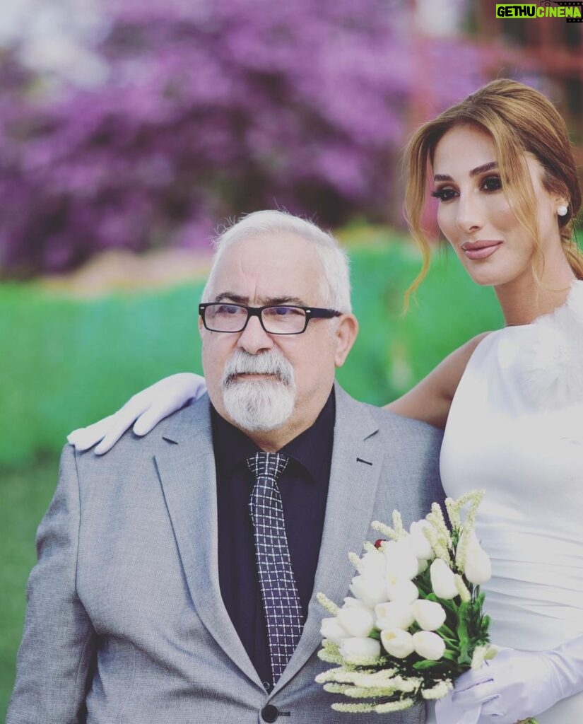 Polen Emre Instagram - Ah ne gündü ama🤭😍 Herkese çok minnattarım✨Adana’da nikahımız oldu ve günümüze değer katan herkese çok teşekkür ederiz🌺Gelenlere, gelemeyenlere, telefonla tebrik edenlere, çiçeklerini gönderenlere🥰🌺🙏🏻( ama düğüne bekliyoruz İstanbul’da🤭) Bir de günümüzün en güzeli olması için bu kusursuzluğa eli değmiş dostlarımız var.. Onlara teşekkür etmek istiyorum; Adana Büyükşehir Belediye Başkanı Sn. @zeydankaralar01 💛🌸 Adana Büyükşehir Belediyesi Ulaşım Daire Başkanı ama her şeyden önce benim çocukluk arkadaşımın babası canım @kadir.ozdemir.5815 💛🌸 Bu hayal ettiğimden çoo..okk daha güzel olan gelinlik için sevgili @kiymettulekofficial @yesim_senn 💛🌸Beğenmediğim tek bir noktası olmayan saçımı ve makyajımı yapan sevgili @ezgiiozturkk1 @anil.yalciner 💛🌸 bizi o güzel, zarif yerlerinde ağırlayan, nikahımın olduğu şahane yer olan @nisperadavet e, sevgili @seydi_ozoruc ve sevgili eşi @elifozoruc ve Nazlı hanım a 💛🌸, benim canım müzisyen arkadaşlarıma o ne güzel karşılamaydı öyle💃🎷 @taksimtrio sevgili @taskinfiratserin sevgili @anil_serin sevgili @can.cidal 💛🌸 nikahımız için Lübnan’dan gelip, o güzel sesini dinlemeye fırsat veren sevgili @marcreaidybaz 💛🌸 Ve şu görmüş olduğunuz gelin çiçeğini büyüüük bir özveriyle ve aşkla yapan canım annem @senaytutakemre 💛🌸 Hangisine bakacağımı şaşırdığım, hangi birini paylaşacağım ben diye saatlerce düşündüğün güzel fotoğrafları çeken sevgili @hsnmngll ve ekibine 💛🌸 Beni bir an bile yalnız bırakmayan aileme, dostlarıma, çalışma arkadaşlarıma, sevgili eşim @merttetik3 e BİN TEŞEKKÜR🙏🏻💛 Hep olalım✨🌅