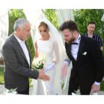 Polen Emre Instagram - Ah ne gündü ama🤭😍 Herkese çok minnattarım✨Adana’da nikahımız oldu ve günümüze değer katan herkese çok teşekkür ederiz🌺Gelenlere, gelemeyenlere, telefonla tebrik edenlere, çiçeklerini gönderenlere🥰🌺🙏🏻( ama düğüne bekliyoruz İstanbul’da🤭) Bir de günümüzün en güzeli olması için bu kusursuzluğa eli değmiş dostlarımız var.. Onlara teşekkür etmek istiyorum; Adana Büyükşehir Belediye Başkanı Sn. @zeydankaralar01 💛🌸 Adana Büyükşehir Belediyesi Ulaşım Daire Başkanı ama her şeyden önce benim çocukluk arkadaşımın babası canım @kadir.ozdemir.5815 💛🌸 Bu hayal ettiğimden çoo..okk daha güzel olan gelinlik için sevgili @kiymettulekofficial @yesim_senn 💛🌸Beğenmediğim tek bir noktası olmayan saçımı ve makyajımı yapan sevgili @ezgiiozturkk1 @anil.yalciner 💛🌸 bizi o güzel, zarif yerlerinde ağırlayan, nikahımın olduğu şahane yer olan @nisperadavet e, sevgili @seydi_ozoruc ve sevgili eşi @elifozoruc ve Nazlı hanım a 💛🌸, benim canım müzisyen arkadaşlarıma o ne güzel karşılamaydı öyle💃🎷 @taksimtrio sevgili @taskinfiratserin sevgili @anil_serin sevgili @can.cidal 💛🌸 nikahımız için Lübnan’dan gelip, o güzel sesini dinlemeye fırsat veren sevgili @marcreaidybaz 💛🌸 Ve şu görmüş olduğunuz gelin çiçeğini büyüüük bir özveriyle ve aşkla yapan canım annem @senaytutakemre 💛🌸 Hangisine bakacağımı şaşırdığım, hangi birini paylaşacağım ben diye saatlerce düşündüğün güzel fotoğrafları çeken sevgili @hsnmngll ve ekibine 💛🌸 Beni bir an bile yalnız bırakmayan aileme, dostlarıma, çalışma arkadaşlarıma, sevgili eşim @merttetik3 e BİN TEŞEKKÜR🙏🏻💛 Hep olalım✨🌅