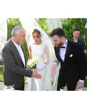 Polen Emre Instagram - Ah ne gündü ama🤭😍 Herkese çok minnattarım✨Adana’da nikahımız oldu ve günümüze değer katan herkese çok teşekkür ederiz🌺Gelenlere, gelemeyenlere, telefonla tebrik edenlere, çiçeklerini gönderenlere🥰🌺🙏🏻( ama düğüne bekliyoruz İstanbul’da🤭) Bir de günümüzün en güzeli olması için bu kusursuzluğa eli değmiş dostlarımız var.. Onlara teşekkür etmek istiyorum;  Adana Büyükşehir Belediye Başkanı Sn. @zeydankaralar01 💛🌸 Adana Büyükşehir Belediyesi Ulaşım Daire Başkanı ama her şeyden önce benim çocukluk arkadaşımın babası canım @kadir.ozdemir.5815 💛🌸
Bu hayal ettiğimden çoo..okk daha güzel olan gelinlik için sevgili @kiymettulekofficial @yesim_senn 💛🌸Beğenmediğim tek bir noktası olmayan saçımı ve makyajımı yapan sevgili @ezgiiozturkk1 @anil.yalciner 💛🌸 bizi o güzel, zarif yerlerinde ağırlayan, nikahımın olduğu şahane yer olan @nisperadavet e, sevgili @seydi_ozoruc ve sevgili eşi @elifozoruc ve Nazlı hanım a 💛🌸, benim canım müzisyen arkadaşlarıma o ne güzel karşılamaydı öyle💃🎷 @taksimtrio sevgili @taskinfiratserin sevgili @anil_serin sevgili @can.cidal 💛🌸 nikahımız için Lübnan’dan gelip, o güzel sesini dinlemeye fırsat veren sevgili @marcreaidybaz 💛🌸 Ve şu görmüş olduğunuz gelin çiçeğini büyüüük bir özveriyle ve aşkla yapan canım annem @senaytutakemre 💛🌸 Hangisine bakacağımı şaşırdığım, hangi birini paylaşacağım ben diye saatlerce düşündüğün güzel fotoğrafları çeken sevgili @hsnmngll ve ekibine 💛🌸 Beni bir an bile yalnız bırakmayan aileme, dostlarıma, çalışma arkadaşlarıma, sevgili eşim @merttetik3 e BİN TEŞEKKÜR🙏🏻💛 Hep olalım✨🌅