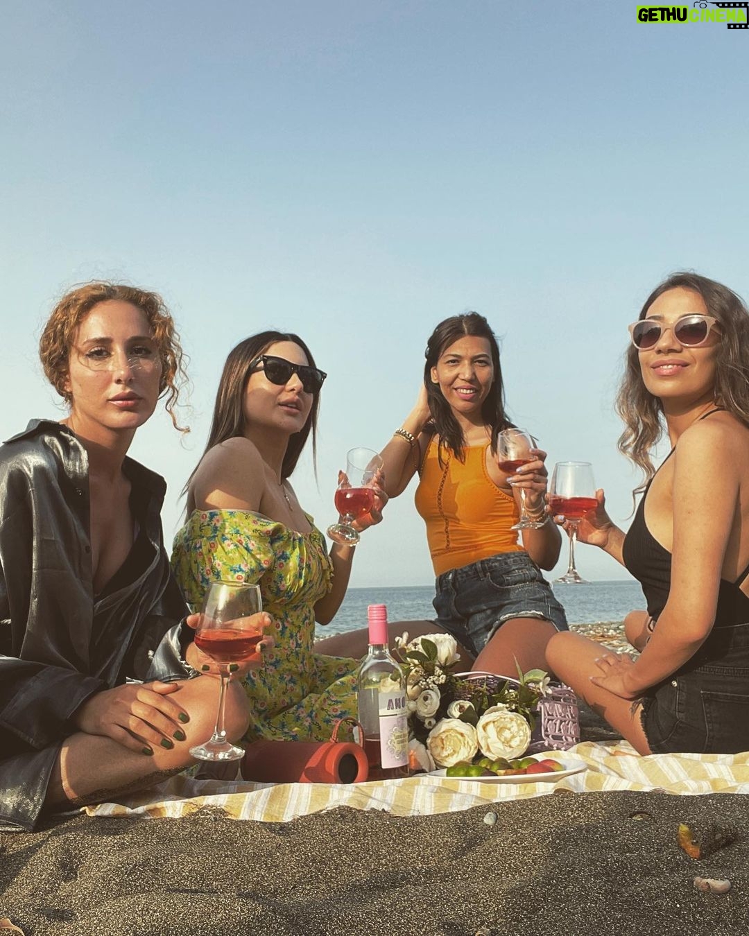 Polen Emre Instagram - Classy✨ Bekarlığa veda part 1🍷 loveeee uuuu babies🌸 #surprise #bachelorette