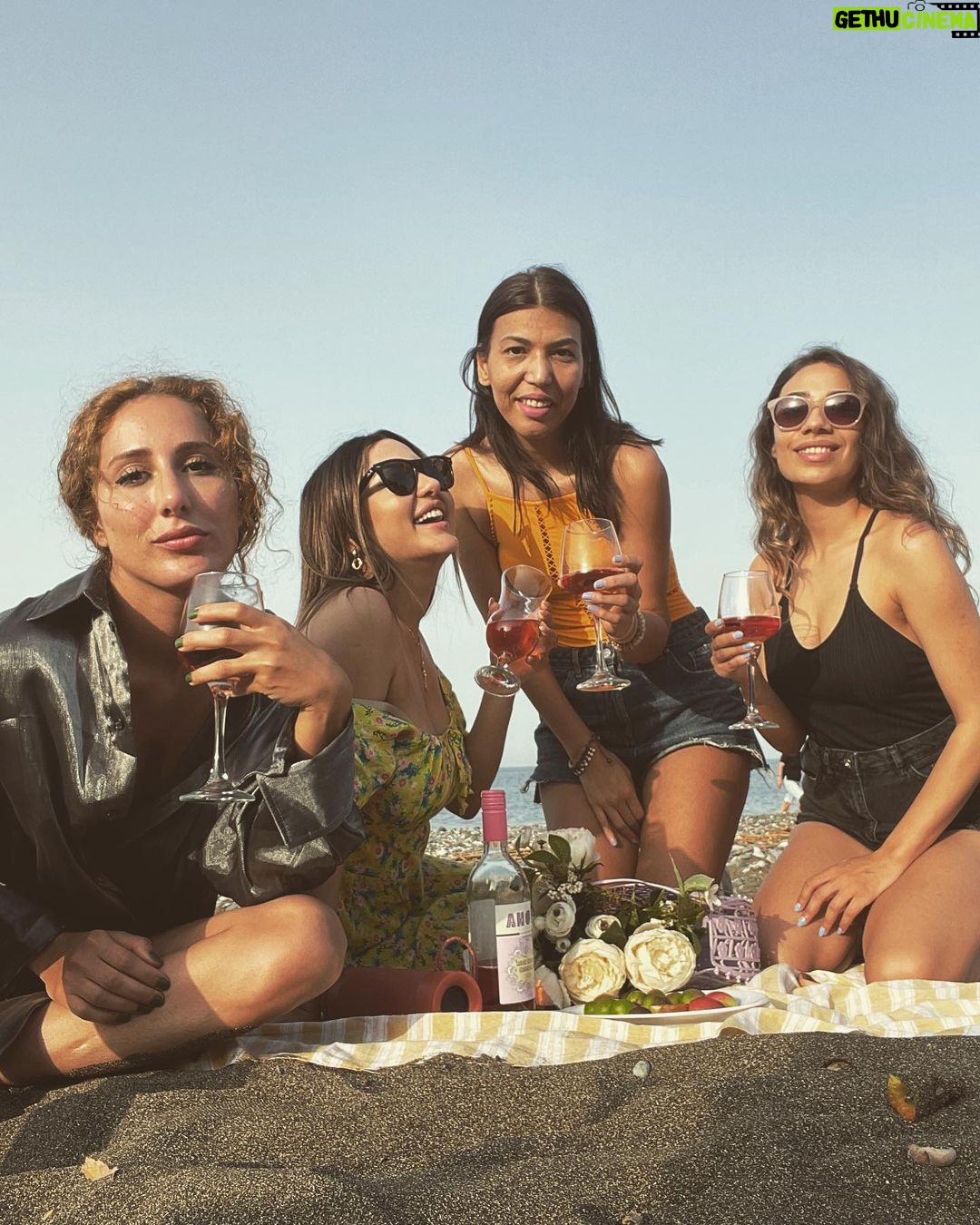 Polen Emre Instagram - Classy✨ Bekarlığa veda part 1🍷 loveeee uuuu babies🌸 #surprise #bachelorette