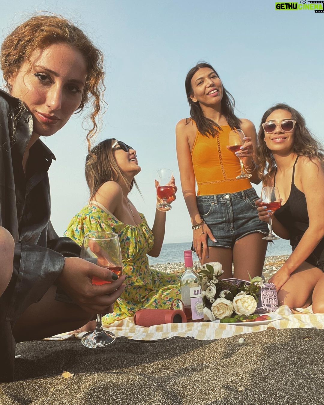 Polen Emre Instagram - Classy✨ Bekarlığa veda part 1🍷 loveeee uuuu babies🌸 #surprise #bachelorette