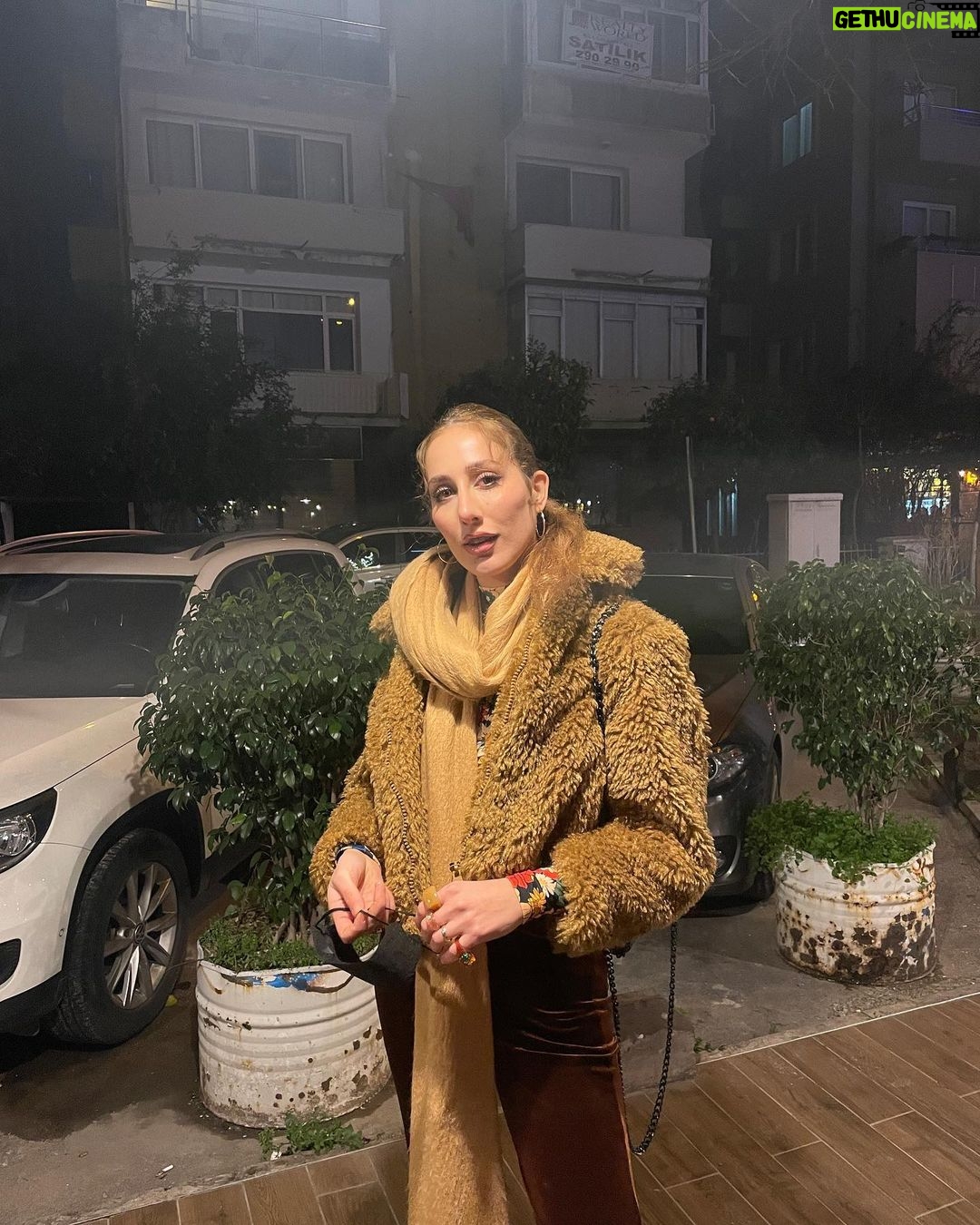 Polen Emre Instagram - Buranın ışığı güzelmiş, saçımı da topladım oh mis 🌝