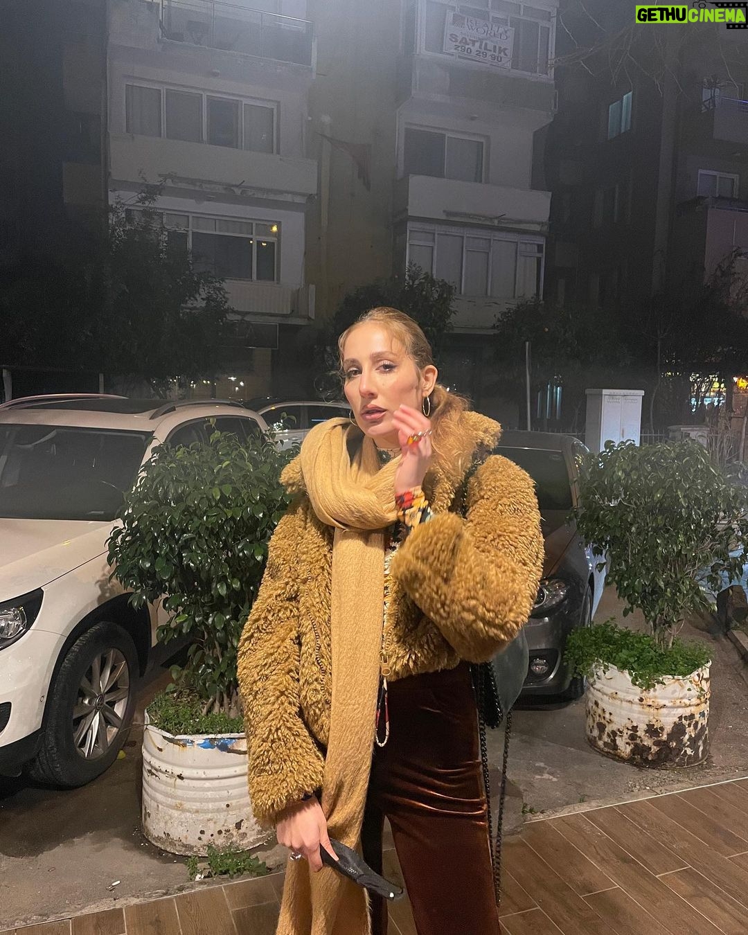 Polen Emre Instagram - Buranın ışığı güzelmiş, saçımı da topladım oh mis 🌝