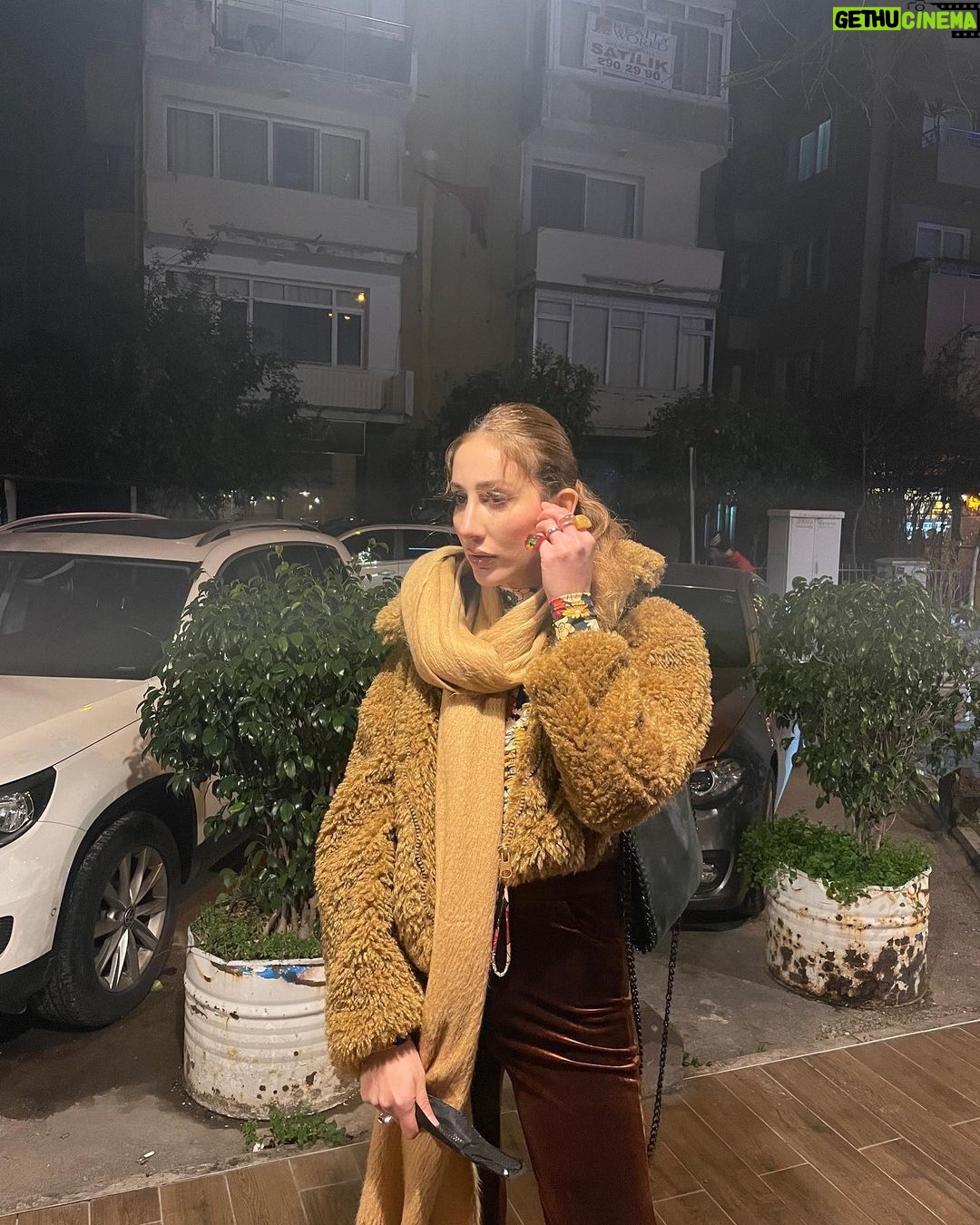 Polen Emre Instagram - Buranın ışığı güzelmiş, saçımı da topladım oh mis 🌝