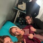 Polen Emre Instagram - Canım Selommm, canım kız kardeşim. Ben ne yapıcam şimdi sensiz Gülten’im🥺 İkimizin de ilk heyecanı, ilk seti bu set. Çok şey kattı bize, en iyi biz biliriz🙏🏻 iyi ki dostum oldun, seni çok seviyorum 🥰💛Daha yolumuz uzun, karşılaşacağız elbet😌 Ne demiş Hayyam; Herkesin yolu kendine varır, arama başka yerde✨✨Bazı insanları hiç tanımamış olmayı çok isterdim ama seni iyi ki tanımışım bu sette 😊🧿👊🏻🙏🏻 @seliinngenc