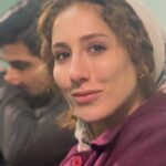 Polen Emre Instagram - Canım Selommm, canım kız kardeşim. Ben ne yapıcam şimdi sensiz Gülten’im🥺 İkimizin de ilk heyecanı, ilk seti bu set. Çok şey kattı bize, en iyi biz biliriz🙏🏻 iyi ki dostum oldun, seni çok seviyorum 🥰💛Daha yolumuz uzun, karşılaşacağız elbet😌 Ne demiş Hayyam; Herkesin yolu kendine varır, arama başka yerde✨✨Bazı insanları hiç tanımamış olmayı çok isterdim ama seni iyi ki tanımışım bu sette 😊🧿👊🏻🙏🏻 @seliinngenc