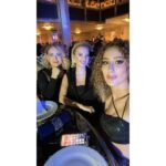 Polen Emre Instagram - Efendim ilk ödülüm olunca her fotoğrafta ödülle olmamı garipsemeyin lütfen🙈🥰 Tiyatro dönemimde Kuzey Kıbrıs’ın bendeki önemi çok fazlaydı. Şimdi de taçlandı diyebiliriz. Saygın Medya tarafından düzenlenen II. Kuzey Kıbrıs Altın Caretta Ödül Töreninde En iyi Yardımcı Kadın Oyuncu ödülünü aldımmm. Gurur verici. Sayın @sayginkurt a , bizi enfes bir şekilde ağırlayan @lesambassadeurshotelcasino a, bizimle bıkmadan usanmadan ilgilenen @tarkan_baser e , kostümümde istediğim her detayla ilgilenen ve tam da istediğim görüntüyü elde eden canım @bekirgokmeen ‘e 👗@bzcdizi ye ve bana bu ödülü kazandıran canım Fadik’e , emeği geçen herkese teşekkür ederimmm🏆💛