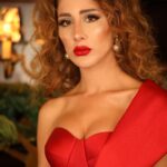 Polen Emre Instagram - Yeni yıl kırmızısı❤️ Herkese güzel yıllar, yollar, sağlık dolu günler dilerim 🎉🎄🥳 👗: @kiymettulekofficial 💄: @makeupartistsibelkaya 💇‍♀️: @sosyeteburhanofficial 📸: @mehmet_canphotography 🏰: @thenorthshieldadana