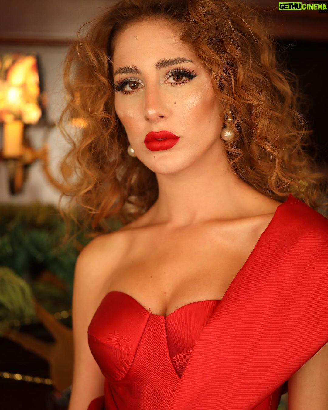 Polen Emre Instagram - Yeni yıl kırmızısı❤️ Herkese güzel yıllar, yollar, sağlık dolu günler dilerim 🎉🎄🥳 👗: @kiymettulekofficial 💄: @makeupartistsibelkaya 💇♀️: @sosyeteburhanofficial 📸: @mehmet_canphotography 🏰: @thenorthshieldadana