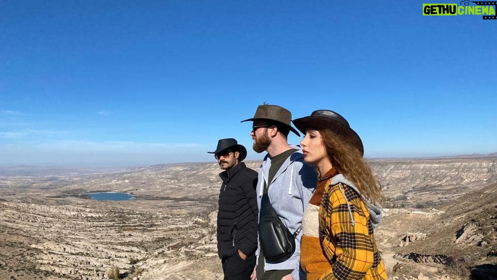 Polen Emre Instagram - Safarinin dibiiii🤘🏻 Canım @mrtunlms ne güzel bir gün geçirdik✨💛 #kapadokya #jeepsafari #atlardiyarı Kapadokya Nevşehir