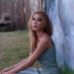 Polen Emre Instagram - what a nice shot🤟🏻 fragman bunlar😜 📸: @aknakdag @akinportrait✨ Ve şahane makyajımın mimarı @kudretbasbga_makeup ✨🧡 Aa daha backstageler var @borismanchi 😁✌🏻