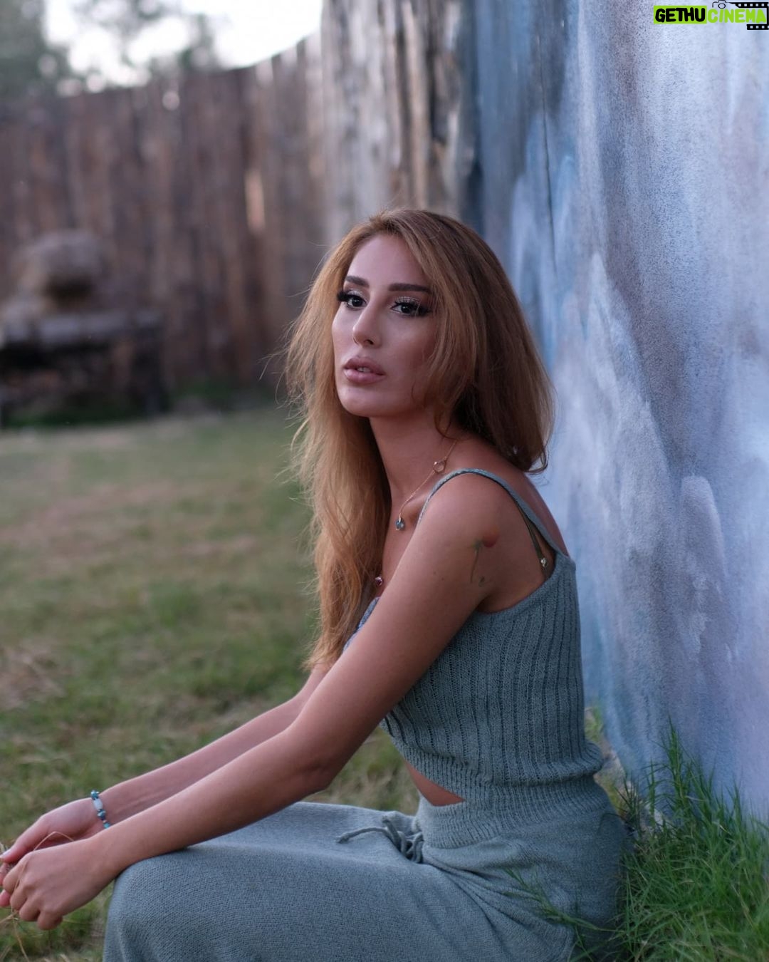Polen Emre Instagram - what a nice shot🤟🏻 fragman bunlar😜 📸: @aknakdag @akinportrait✨ Ve şahane makyajımın mimarı @kudretbasbga_makeup ✨🧡 Aa daha backstageler var @borismanchi 😁✌🏻