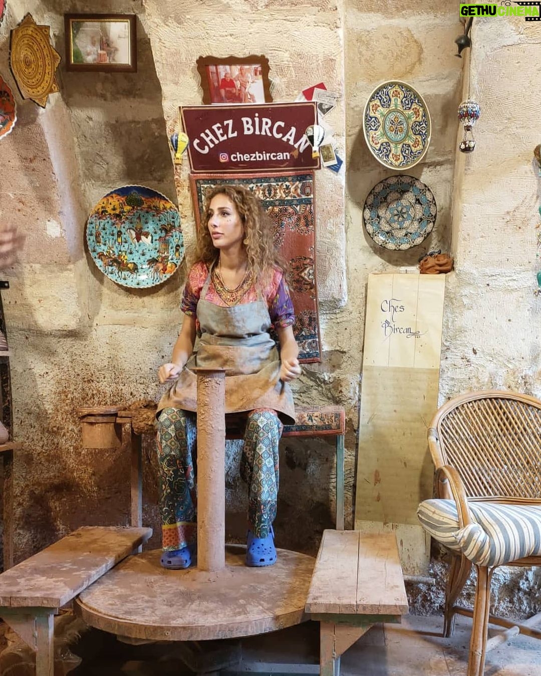 Polen Emre Instagram - Hasan Usta: "Senin baban da mı çömlekçiydi be" 😉😎😁 Ama gerçekten güzel bi' vazo yapmamış mıyım 🧿 @chezbircan Chez Bircan Pottery