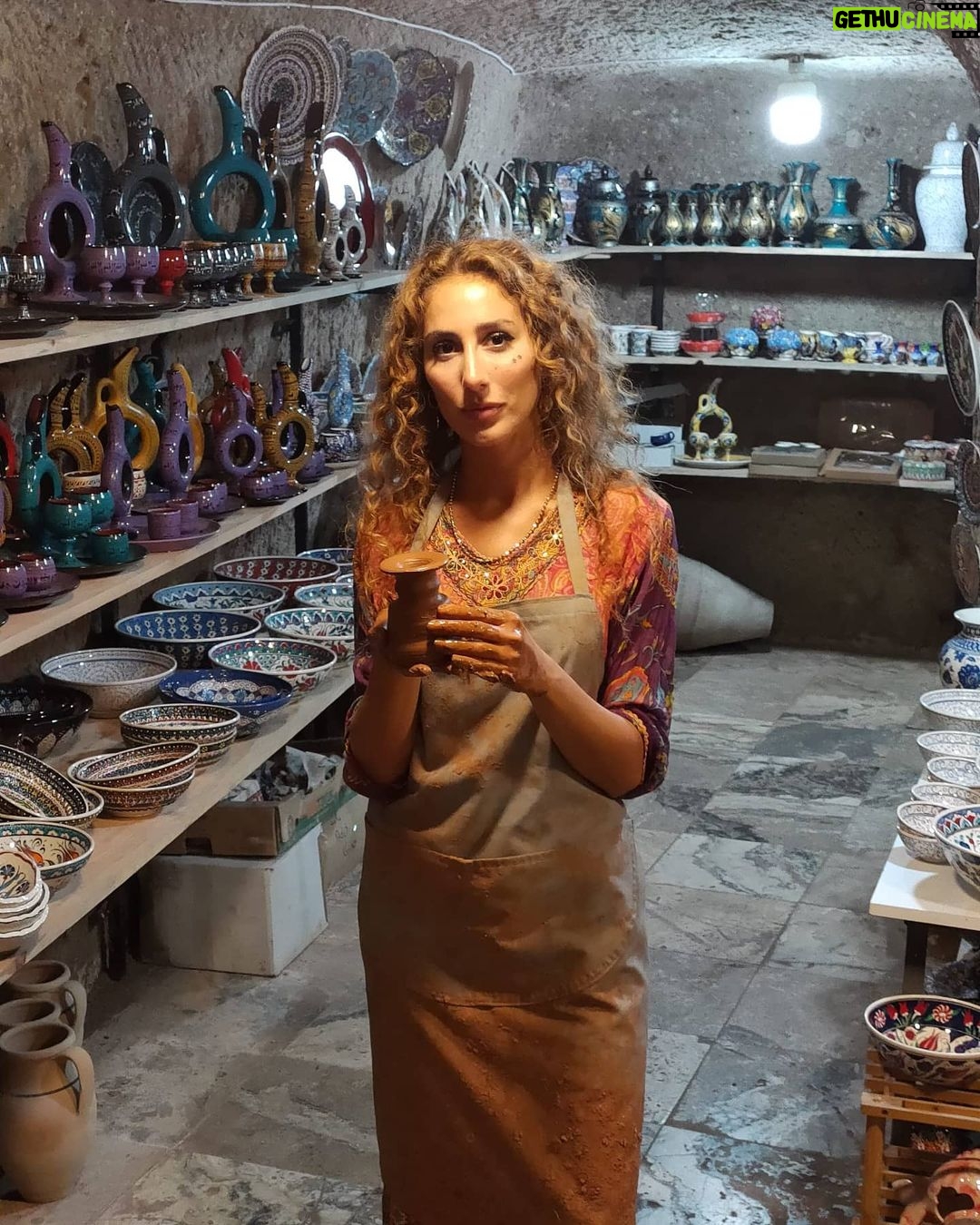 Polen Emre Instagram - Hasan Usta: "Senin baban da mı çömlekçiydi be" 😉😎😁 Ama gerçekten güzel bi' vazo yapmamış mıyım 🧿 @chezbircan Chez Bircan Pottery