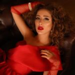 Polen Emre Instagram - Yeni yıl kırmızısı❤️ Herkese güzel yıllar, yollar, sağlık dolu günler dilerim 🎉🎄🥳 👗: @kiymettulekofficial 💄: @makeupartistsibelkaya 💇‍♀️: @sosyeteburhanofficial 📸: @mehmet_canphotography 🏰: @thenorthshieldadana