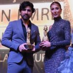 Polen Emre Instagram - “17 Ekim 2022” Hem çocukluk arkadaşım hayalini gerçekleştirip kendi make up stüdyosunu açtı, hem de ben 2. ödülümü aldımmm 🏆 Beni nefiss hazırladılar. Öperim çoook sizi 🥳🥳🥳 @makeuptansuyalman @altincilekodulleri